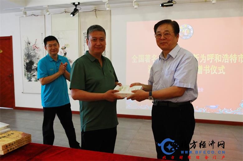 赫连佳新（右一）向呼和浩特市满族文化促进会赠送作品（侯秉实 摄）.jpg